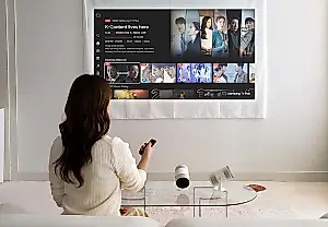 Samsung actualiza el proyector Freestyle con el Freestyle+: el doble de brillo y funciones de IA