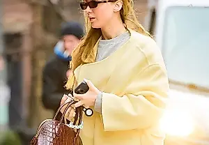 Дорогой уют: Дженнифер Лоуренс вернула моду на Ugg и леггинсы