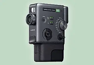 Fujifilm lanza la Instax Mini Evo Cinema, una cámara para amantes de lo retro
