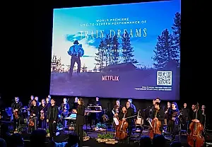 Bryce Dessner convierte Train Dreams en una sinfonía de emociones: la música en directo vuelve a estar de moda