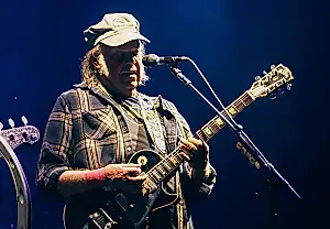 Neil Young arremete públicamente contra Trump tras la muerte de una poeta en Minnesota