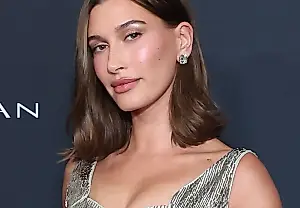 El vestido de archivo de Hailey Bieber: cómo viajar de 2009 a 2026