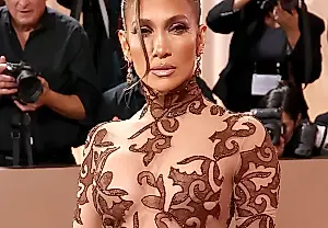 Jennifer Lopez recupera un vestido de hace 23 años en los Globos de Oro
