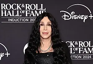 Cher требует от жены Боно оплатить суд
