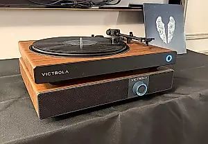 Victrola lleva el vinilo a otro nivel con una base altavoz para tocadiscos