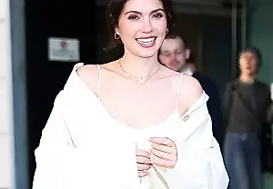 Emily Bader y el vestido de protagonista de comedia romántica