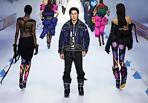 Звезда Heated Rivalry вышел на подиум Dsquared2 под AI-ремикс Carly Simon