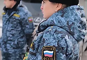 Приставы вскрыли дверь квартиры Ларисы Долиной