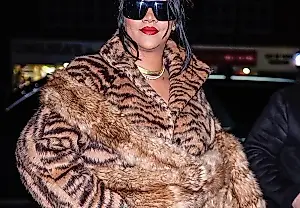 Rihanna se prueba el estampado de tigre