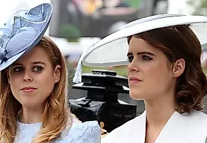 El rey Carlos da un «giro» con Beatriz y Eugenia