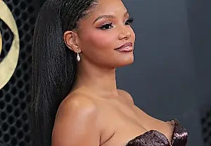 La manicura romántica de Halle Bailey