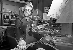 Elton John lanza remezclas