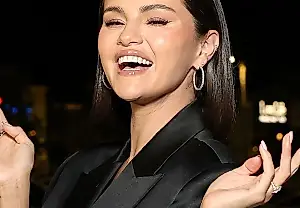 Selena Gomez promociona la manicura nude de primavera