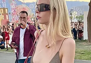 Anya Taylor-Joy luce un Gucci vintage