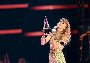 Taylor vuelve a ponerse en cabeza