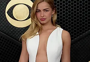 La manicura francesa de Addison Rae, con las puntas blancas más gruesas jamás vistas