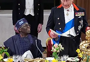 El rey tacha el ajo