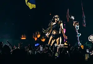 Charli XCX entierra la pista de baile