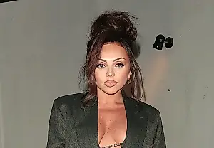 Roban el coche con equipo médico de las hijas de Jesy Nelson
