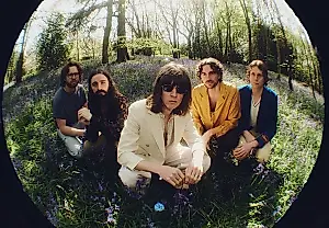 Blossoms vuelven con un éxito mordaz