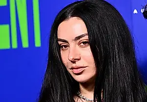 BratWave ha muerto, viva el rock: Charli XCX invita a sus fans a una charla íntima
