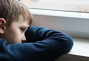 Una infancia rota acelera el tiempo: por qué los niños maltratados envejecen antes