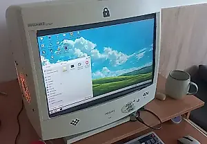 Un usuario de Reddit monta un PC futurista con un monitor antiguo