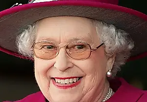 El biógrafo real revela que Isabel II pedía que la despertaran por la noche por un acontecimiento inesperado