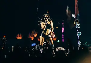 Charli XCX поделилась закулисьем работы над новым треком 'Rock Music'