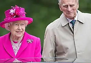 La reina Isabel II se quedó «colorada como un tomate» por un comentario del príncipe Felipe, según un biógrafo real