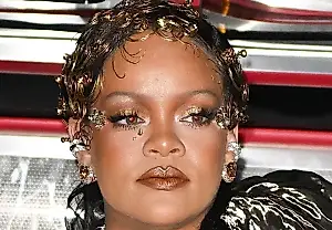 El look de belleza dorado y glamuroso de Rihanna en la Met Gala 2026