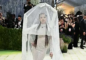 Lisa, de BLACKPINK, en la Met Gala 2026: cuatro brazos y ni uno libre