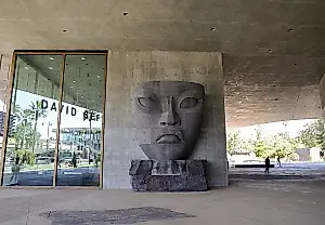 Polémica en torno a la escultura de Pedro Reyes en Los Ángeles