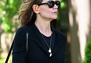 Katie Holmes recupera una tendencia de los 90: el cordón al cuello vuelve a estar de moda
