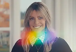 Caitlin Olson: dolor, comedia y payasos en el final de «Hacks»