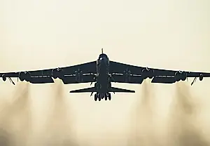 B-52 получает новую жизнь: бомбардировщик-ветеран близок к 100-летию
