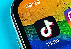 TikTok limita la función de resúmenes con IA tras fracasar con descripciones absurdas