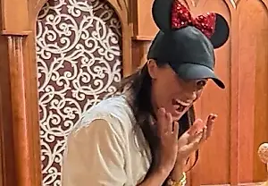 Meghan Markle con camisa blanca, y Disney aparece en escena