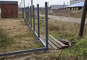 Multas por instalar una valla demasiado alta en la casa de campo