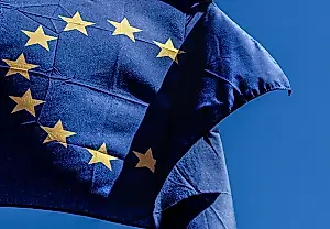 Apple respalda a Google tras la decisión de la UE de abrir Android a los competidores de IA