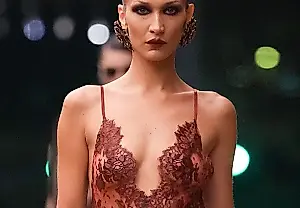 Bella Hadid y el riesgo del encaje