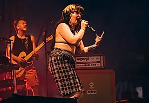 Lola Young vuelve a los escenarios