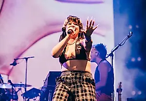 Lola Young vuelve a los escenarios