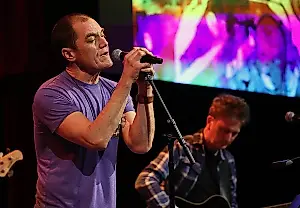 Michael Stipe vuelve a actuar con Shannon y Narducy