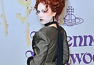 La tendencia a enseñar ropa interior: el vestido de Chappell Roan