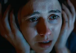 El terror de A24 sobre pódcast inquieta a la crítica