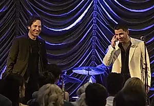 Duelo musical entre Rudd y Jonas