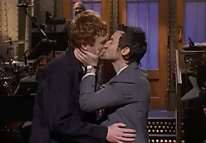 Harry Styles en SNL: beso y troleo