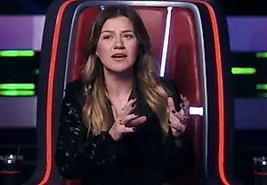 Келли Кларксон перехватила певицу в The Voice