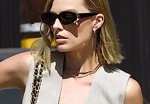 El bolso raro de Margot Robbie